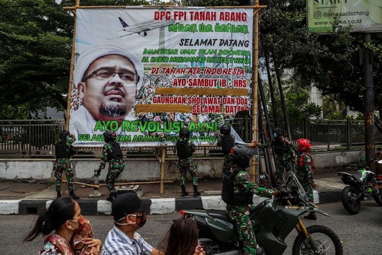 Anggota TNI Sedang Menurunkan Baliho
