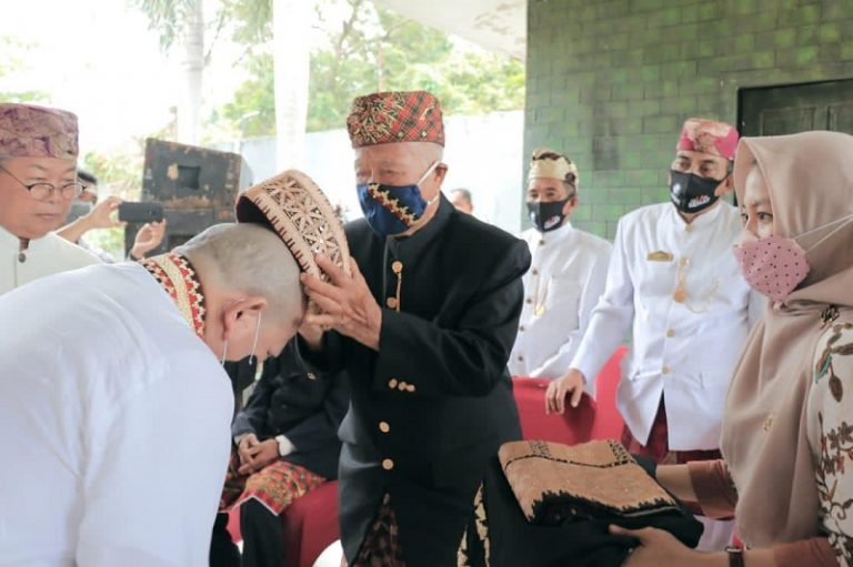 La Nyalla Dapat Gelar Adat dari Masyarakat Lampung