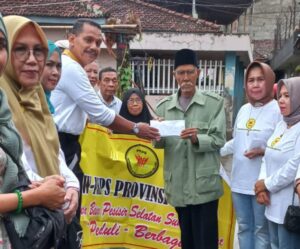 PKPS Lampung Peduli Korban Kebakaran Kaliawi Tanjung Karang, Mansurdin Serahkan Donasi