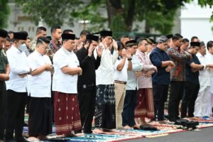 Bersama Masyarakat, Presiden dan Ibu Iriana Salat Iduladha 1444 H di Istana Yogyakarta 