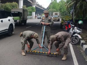 Sisir Jalan di Pademangan, Satpol PP Temukan Ranjau Paku