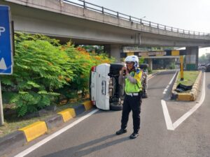 Diduga Hilang Kendali, Daihatsu Ayla Terbalik di Pintu Keluar Tol Tomang Jakbar