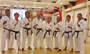 Ketua DG PB Lemkari Shihan Harried Taning Turut Hadiri Seminar Karate Bali Open 2023  Bali — Ketua Dewan Guru Pengurus Besar Lembaga Karate-Do Indonesia (PB Lemkari), Harried Taning, DAN IX turut hadir pada Karate Champ Seminar yang menghadirkan Shihan Naka Tatsuya, 12-16 Juli 2023 di Sanur Beach Bali.  Dari pantauan wartawan media ini, selain dihadiri Ketua DG PB Lemkari, juga turut hadir para senior perguruan beladiri Karate lainya untuk menggali ilmu Karate-Do yang terbarukan.  Seratusan para karateka dari berbagai perguruan, seperti Lemkari, INKAI, Inkanas dan Shotokai, tampak hadir mengikuti seminar karate tersebut serta para karateka senior dari berbagai perguruan karate anggota Forki juga turut meramaikan ajang seminar yang dilaksanakan oleh Dojo Samurai Bali.  Menurut Harried Taning, kehadirannya dan para senior karateka lainnya adalah bentuk persahabatan PB Lemkari dengan insan karateka dan teristimewa dengan Shihan Shihan Naka Tatsuya. Bagi PB Lemkari kata Zuzeki Shihan Harried Taning silaturahmi dan persahabatan antar para senior sangat penting sebagai bagian dari berbagai ilmu beladiri karate terkini.  Kegiatan Seminar Karate tersebut berlangsung selama lima hari itu bermaterikan pemantapan teknik kata, atau gerakan keindahan dan teknik perkelahian, yang menggunakan tangan kosong, sebagai khas beladiri asal Jepang ini.   Sementara itu, Ketut Aryana Tan, salah seorang partisipan seminar itu menyebut seminar yang menghadirkan Shihan Naka Tatsuya, cukup bermanfaat dalam pembentukan karakter seorang karateka sejati, selain berlatar teknik, pada sesi seminar yang dihadir juga dari peserta luar negeri, seperti Malaysia dan Vietnam juga pendalaman tentang bushido. (Agusmardi)