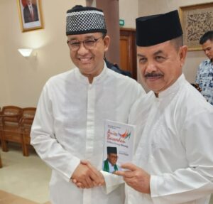 Buku Karya Fauzi Bahar Diserahkan Langsung ke Anies Baswedan