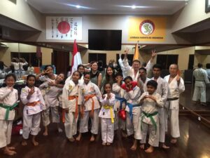 Jelang Lemkari Bali Open, Karateka Dojo Matahari dan SD 9 Jimbaran Digembleng Sensei Nagamori